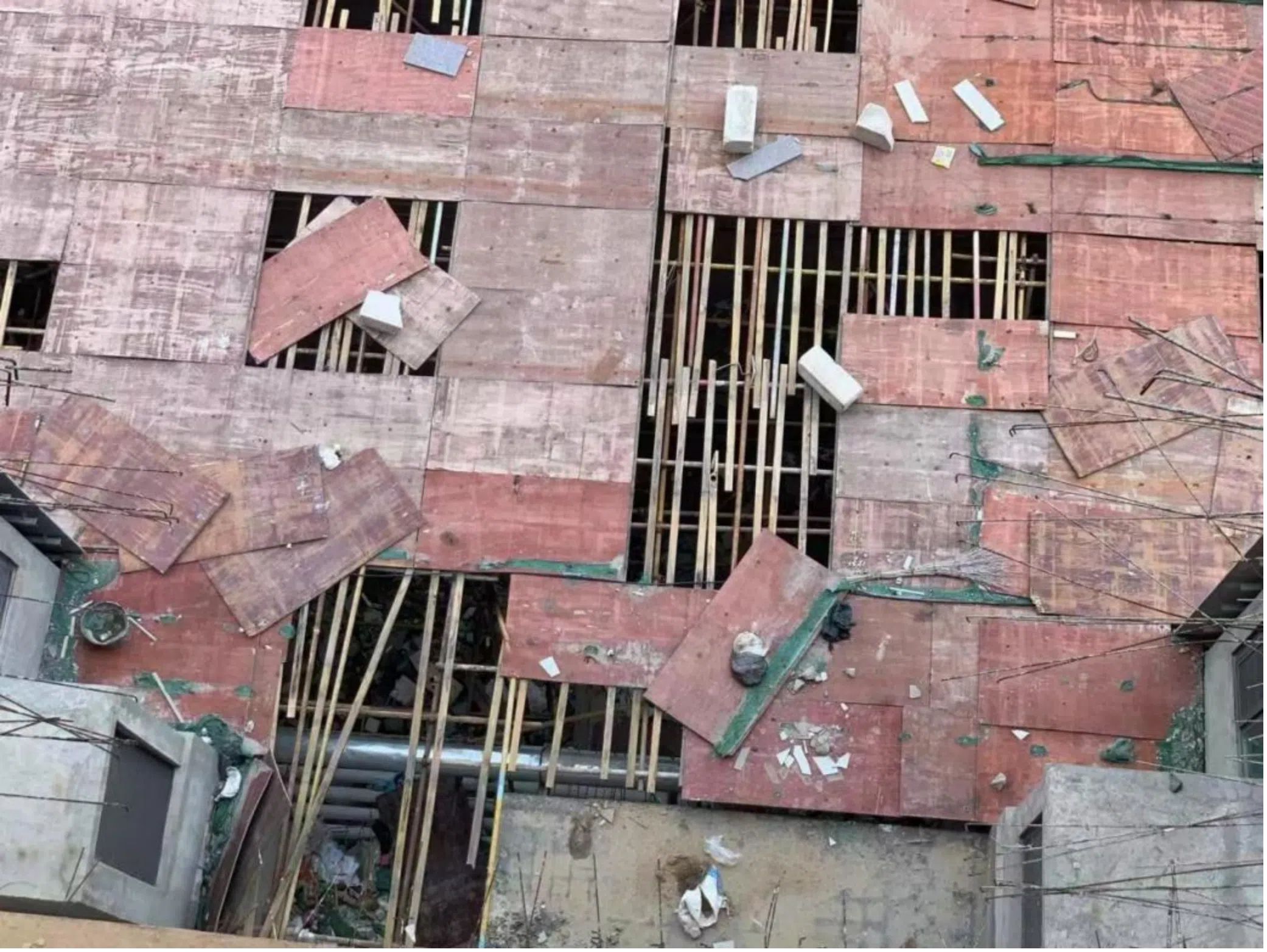 6號樓俯拍單元門口現狀。受訪者供圖