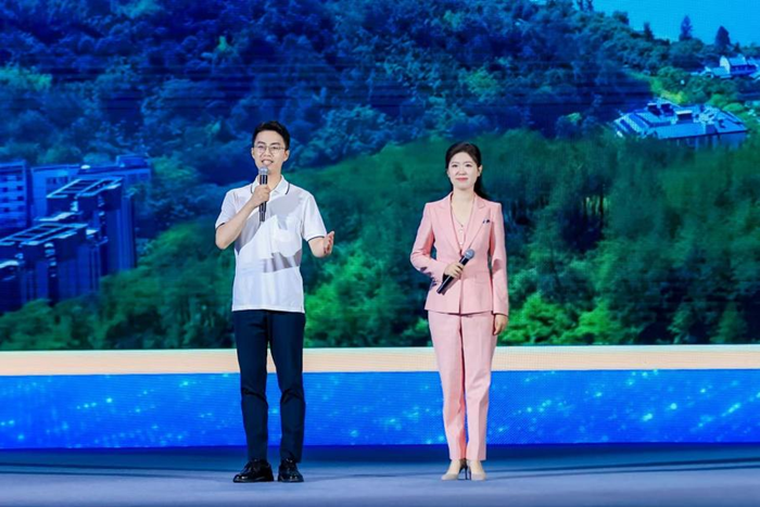 朱開源（左）在2025年中國網絡文明大會主論壇上。