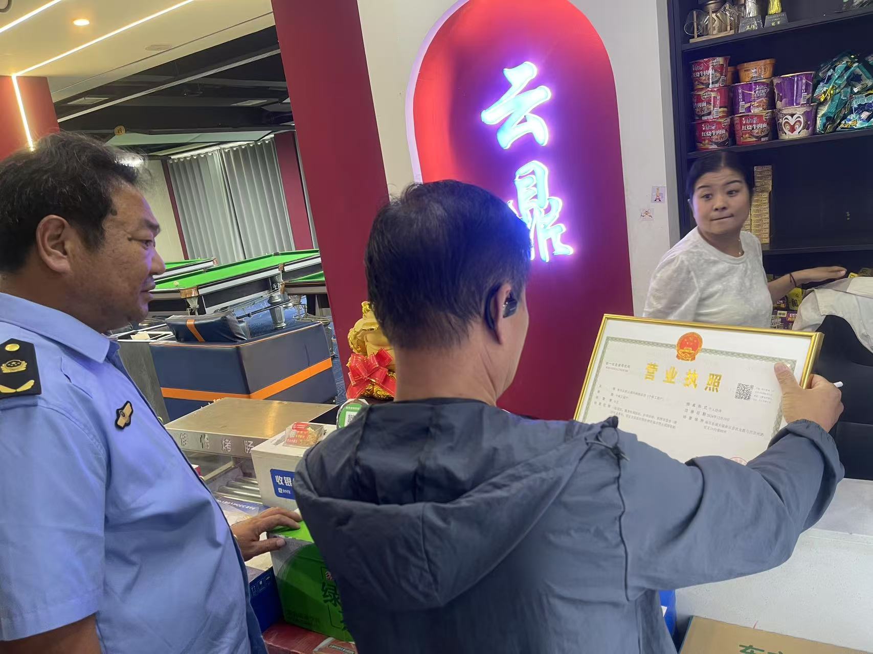 市場監管執法人員現場執法。留言辦理單位供圖